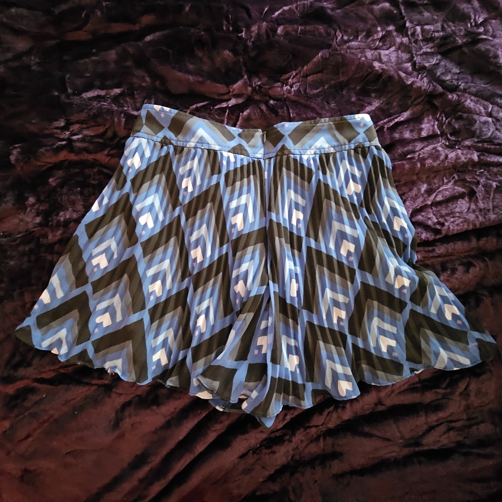 Club Monaco size 00 geometric patterned skort
